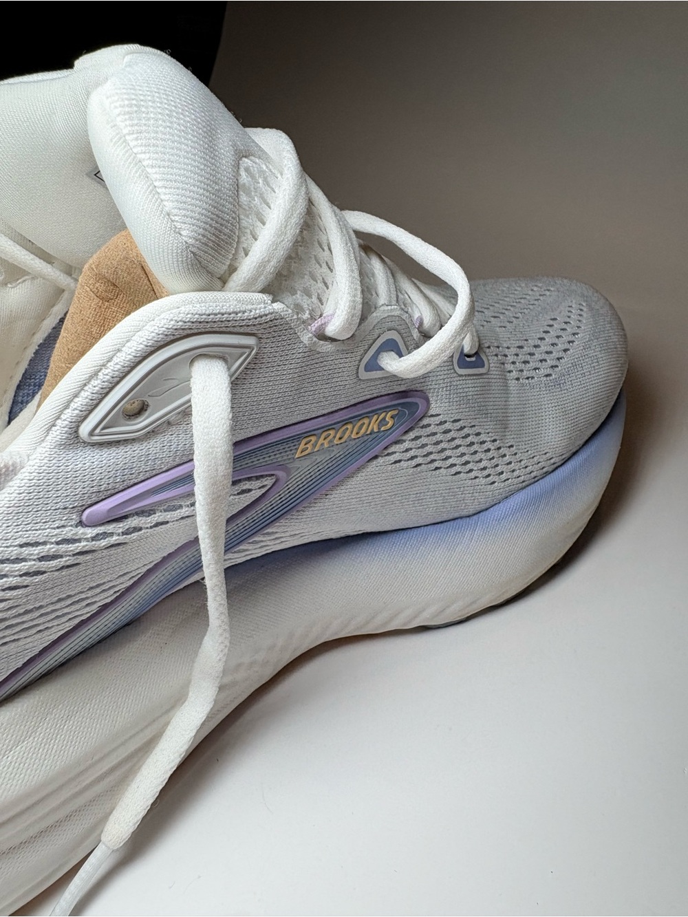 Brooks Glycerin 22 Women’s White Running Shoes with Iridescent Purple-Blue - Picture 12 of 16